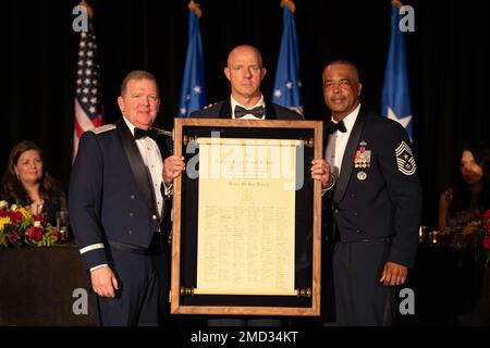 Il Lt. Gen. Richard W. Scobee (a sinistra), Capo della riserva dell'aeronautica e Comandante del comando della riserva dell'aeronautica, è stato presentato l'ordine ufficiale dell'aeronautica militare della scroll della spada ad una cerimonia tenuta a Washington, D.C., 12 luglio 2022. Il rotolo è firmato da tutti i partecipanti che attestano la leadership e i contributi del destinatario. L'Ordine della spada è il più alto onore e tributo ufficiali non commissionati possono elargire a un individuo. Foto Stock