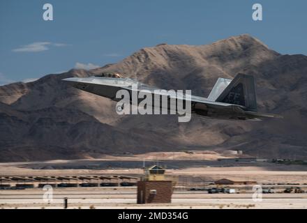 Un F-22 Raptor di 27th Fighter Squadron, base comune Langley-Eustis, Virginia, decollerà per una missione Red Flag-Nellis 22-3, il 12 luglio 2022. Il 27th FS è una delle più di 17 unità di tutto il Dipartimento della Difesa, che partecipa al Red Flag-Nellis 22-3. Foto Stock