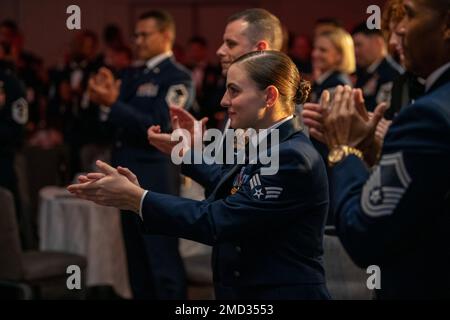 Richard W. Scobee, capo della riserva dell'aeronautica e comandante del comando della riserva dell'aeronautica, durante la cerimonia ufficiale dell'ordine della spada tenutasi a Washington, D.C., il 12 luglio 2022. L'Ordine della spada è il più alto onore e tributo ufficiali non commissionati possono elargire a un individuo. Foto Stock