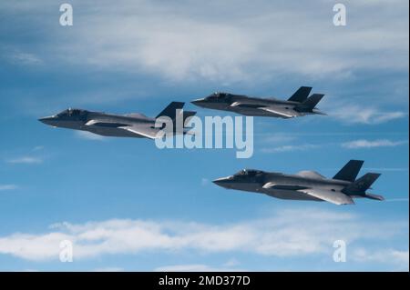 L'aeronautica degli Stati Uniti e la Repubblica di Corea l'aereo F-35A Lighting II vola attraverso i cieli sopra la Corea 12 luglio 2022 in una formazione stretta. Il 356th Fighter Squadron di Eielson AFB, Alaska, arrivò nella Repubblica di Corea per condurre voli di addestramento combinati con i 151st e 152nd Squadroni Fighter di ROKAF. Questa formazione sulla penisola coreana e attorno ad essa ha migliorato l'interoperabilità tra le due forze aeree. I piloti di entrambe le nazioni sono stati in grado di condividere tattiche e imparare l'uno dall'altro, aumentando la letalità dell'ironclade alleanza US-ROK. ( STATI UNITI. Air Force Foto di Seni Foto Stock