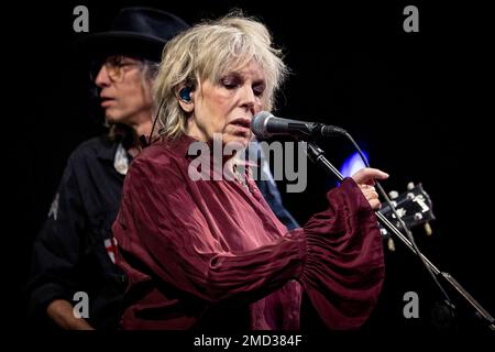 Milano, Italia. 10th Jan, 2023. MILANO, ITALIA - 10 GENNAIO: Lucinda Williams suona dal vivo al Teatro Lirico Giorgio Gaber Milano il 10 gennaio 2023 a Milano. (Foto di Roberto Finizio/NurPhoto) Credit: NurPhoto SRL/Alamy Live News Foto Stock