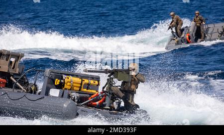 OCEANO PACIFICO (12 LUGLIO 2022) - STATI UNITI Marines con All Domain Reconnaissance Company, 13th Marine Expeditionary Unit, impegnarsi obiettivi da una barca gonfiabile truccata Hulled durante un esercizio di operazione di intercettazione marittima luglio 12. Il MEU 13th è attualmente imbarcato a bordo dell'Anchorage, conducendo operazioni di routine nella flotta US 3rd. Foto Stock