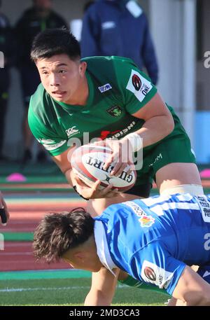 Sagamihara, Giappone. 22nd Jan, 2023. Mitsubishi Heavy Industries Sagamihara Dynaboars Wing Tomoyuki Ochiai porta la palla durante la Japan Rugby League One match contro Shizuoka BlueRevs a Sagamihara, suburbanTokyo Domenica 22 gennaio 2023. Dynaboars e BlueRevs hanno disegnato il gioco 27-27. Credit: Yoshio Tsunoda/AFLO/Alamy Live News Foto Stock