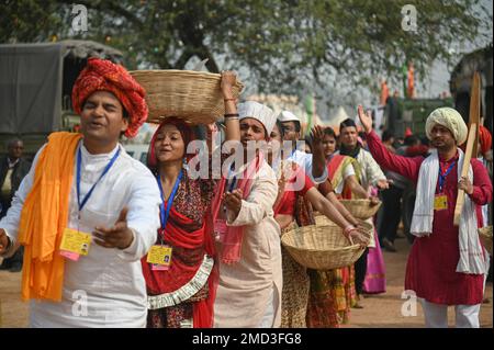 Nuova Delhi, Delhi, India. 22nd Jan, 2023. Artisti folcloristici del Consiglio indiano di Ricerca agricola (ICAR) danza tableaux durante un tableaux anteprima di stampa come parte delle prove della Giornata della Repubblica a Nuova Delhi. (Credit Image: © Kabir Jhangiani/ZUMA Press Wire) SOLO PER USO EDITORIALE! Non per USO commerciale! Foto Stock