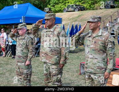 Da sinistra a destra: USA Gregory J. Brady, comandante uscente 10th AAMDC, Gen. Darryl A. Williams, Stati Uniti Esercito Europa e Africa comandante e Brig. Il generale Maurice O. Barnett, in arrivo 10th comandante AAMDC rende onore durante la riproduzione dell'inno nazionale tedesco e americano in una cerimonia di cambio di comando, il 12 luglio 2022 a Sembach Kaserne, Germania. Il lignaggio del comando risale al 1 luglio 1942, quando fu inizialmente costituito come la 10th Coast Artillery (Harbor Defense) a Fort Adams, Rhode Island. Si distribuisce in tutto il mondo per condurre aria e missile d congiunti e combinati/di coalizione Foto Stock