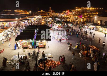 MARRAKECH, MAROCCO - 3rd NOV 22: Vista aerea su Jemaa el-Fna nella Medina di Marrakech di notte. Un sacco di gente può essere visto intorno al mercato. Foto Stock