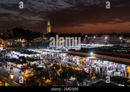 MARRAKECH, MAROCCO - 3rd NOV 22: Vista aerea su Jemaa el-Fna nella Medina di Marrakech di notte. Molte persone possono essere viste. Foto Stock