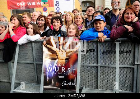 Vienna, Austria. 18th maggio 2014. Conchita Wurst, vincitrice del Concorso di canzoni Eurovisione 2014, è stata ufficialmente accolta alla Cancelleria federale austriaca. Poi ha tenuto un concerto sulla Ballhausplatz di fronte a circa 12.000 visitatori. La foto mostra i visitatori di Ballhausplatz Foto Stock