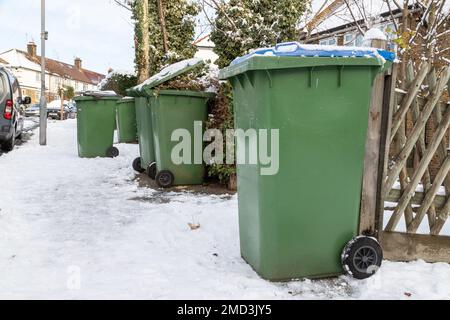 In inverno a Londra, dopo la neve, ci sono un sacco di pattinelli sulla strada Foto Stock