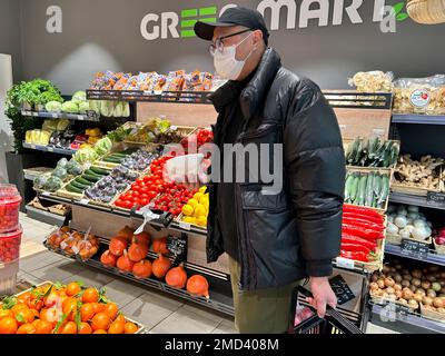 Praga, Repubblica Ceca, Shopping dell'uomo Cinese all'interno del supermercato locale 'Green Market', Centro della Citta' Vecchia Foto Stock