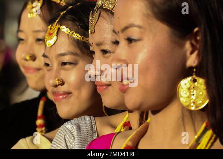 Kathmandu, Nepal. 22nd Jan, 2023. Il 22 gennaio 2023 a Kathmandu, Nepal. Donne della comunità tamang vestite di abbigliamento culturale partecipano alla festa culturale 'Soman Lhosar'. Il festival 'Soman Lhosar' inizia con un botto sulla seconda luna nuova dopo il solstizio d'inverno Mean, mentre questo festval viene celebrato ogni anno dalla comunità Tamang su Magh acclamando il calendario nepalese. (Foto di Abhishek Maharjan/Sipa USA) Credit: Sipa USA/Alamy Live News Foto Stock