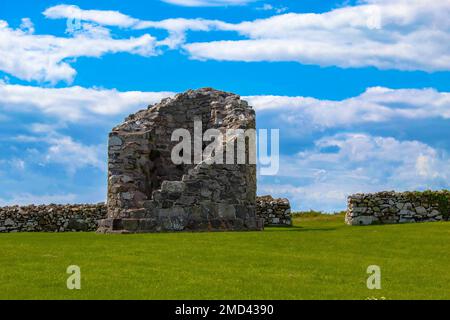 I resti della Torre rotonda sul 5th ° secolo Nendrum Monastero, Mahee Island a Strangford Lough, County Down, Irlanda del Nord Foto Stock