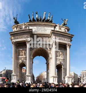 Milano, Italia, 21 gennaio 2023 - Felice anno cinese 2023 anno del coniglio zodiaco segno celebrazioni affollate Foto Stock