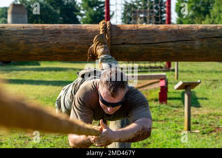 A 5th Special Forces Group (Airborne) Soldier naviga un ostacolo durante la prima competizione annuale della migliore squadra dell'esercito a Fort Campbell, Ky., 12 luglio 2022. Come parte dell’iniziativa del Sergente maggiore dell’Esercito Michael A. Grinston di trovare la migliore squadra di soldati, l’evento inaugurale mette alla prova le abilità tattiche e tecniche lavorando in squadra. Foto Stock