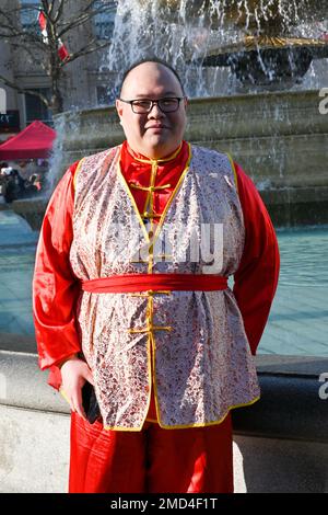 Charing Cross Road, Londra, Regno Unito, 22 gennaio 2023: Migliaia di persone sono venute a guardare la celebrazione londinese una vivace sfilata cinese di Capodanno e le esibizioni a Trafalgar Square, organizzata dalla London Chinatown Chinese Association (LCCA) Credit: Vedere li/Picture Capital/Alamy Live News Foto Stock