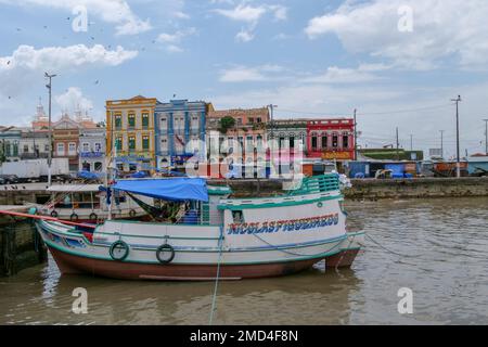 Barca e porto con colorati edifici storici sullo sfondo. Ubicazione: Belem, Brasile, Sud America Foto Stock