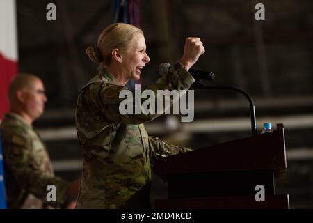 Il col. Jonelle Eychner, comandante uscente del 51st Mission Support Group, dà le sue osservazioni conclusive durante la cerimonia di cambio di comando del 51st MSG presso la base aerea di Osan, Repubblica di Corea, il 13 luglio 2022. Un cambio di comando è una tradizione militare, che rappresenta un trasferimento formale di autorità e responsabilità per un volo, squadrone, gruppo, ala o MAJCOM da un ufficiale di comando all'altro. Foto Stock