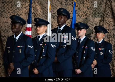 La Guardia d'onore di Osan attende di presentare i colori durante la cerimonia di cambio di comando del 51st Mission Support Group alla base aerea di Osan, Repubblica di Corea, 13 luglio 2022. Durante la cerimonia, il Colonnello Jonelle Eychner ha rinunciato al comando del gruppo al Colonnello Kyle Grygo. Foto Stock