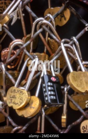 Lovelocks su una recinzione fuori il Sacré Coeur de Montmartre, Parigi, Francia. Trovato ancora vita Foto Stock