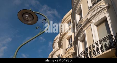 Attraenti proprietà terrazzate in Lansdowne Place, Hove, East Sussex, UK. Gli edifici con facciata in stucco sono costruiti in stile Regency. Foto Stock
