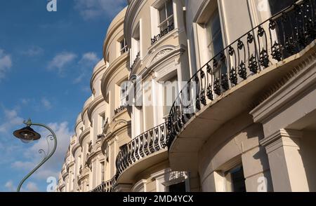 Attraenti proprietà terrazzate in Lansdowne Place, Hove, East Sussex, UK. Gli edifici con facciata in stucco sono costruiti in stile Regency. Foto Stock