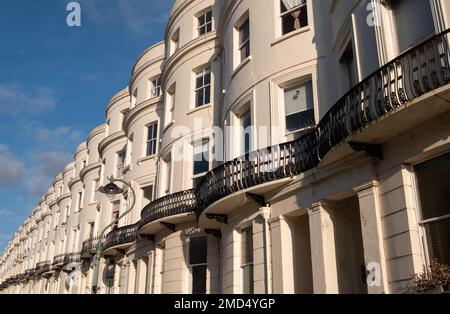 Attraenti proprietà terrazzate in Lansdowne Place, Hove, East Sussex, UK. Gli edifici con facciata in stucco sono costruiti in stile Regency. Foto Stock