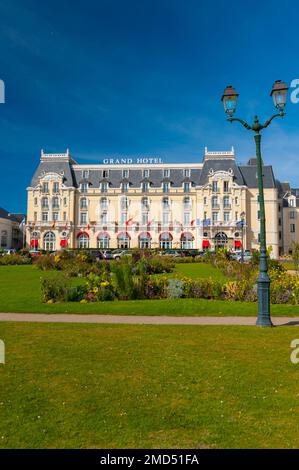 Francia, Calvados (14), Cabourg, Grand Hotel di fronte ai giardini del casinò, hotel di lusso risalente alla Belle Epoque e che è stato frequentato regolarmente Foto Stock