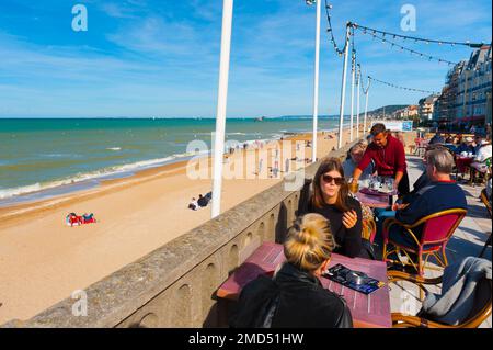 Francia, Calvados (14), Cabourg, Promenade Marcel Proust, terrazza con vista sulla spiaggia e la Manica Foto Stock