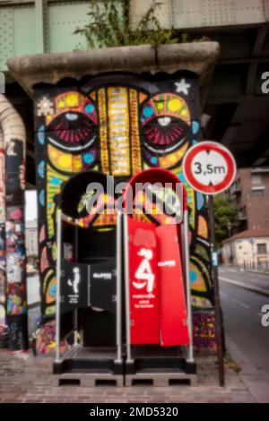 Nuovo, sfida all'età, era digitale, senza apertura di lustre, spiccano, Alta risoluzione, immagine pinhole di coloratissimi orinalli all'aperto a Parigi, Francia, Europa Foto Stock