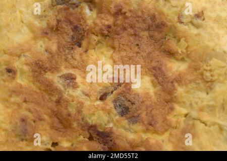 Immagine ravvicinata della superficie di una frittata di patate cotta vista dall'alto. Utile per esperienze culinarie e buongustai Foto Stock