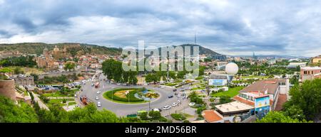 Vista panoramica del centro storico di Tbilisi e del quartiere di Avlabari con Piazza d'Europa, il parco Rike, la chiesa di Metekhi sulle rive del fiume Kura e la fortezza di Narikala. Foto Stock