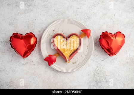 Colazione romantica. Uova fritte in salsicce a forma di cuore Foto Stock