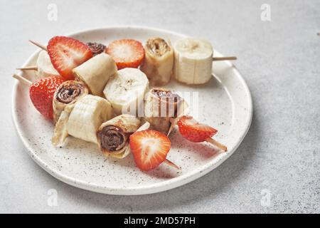 Spiedini di pancake con frutta e cioccolato Foto Stock