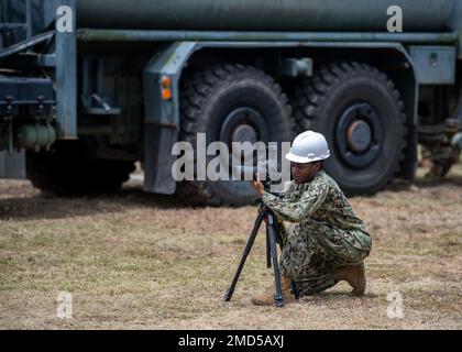 220713-N-EQ038-2029 MARINE CORPS BASE HAWAII, Hawaii (13 luglio 2022) Mass Communication Specialist Seaman Miranda Owens cattura il video di un esercizio di costruzione congiunto presso Marine Corps base Hawaii durante Rim of the Pacific (RIMPAC) 2022. Ventisei nazioni, 38 navi, quattro sottomarini, più di 170 aerei e 25.000 personale partecipano al RIMPAC dal giugno 29 al 4 agosto nelle isole hawaiane e nella California meridionale. Il più grande esercizio marittimo internazionale del mondo, RIMPAC offre un'opportunità di formazione unica, promuovendo e sostenendo le relazioni di cooperazione amo Foto Stock