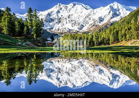 Riflesso del picco glaciale di Nanga Parbat nel lago, chiamato anche montagna assassina sulla terra Foto Stock