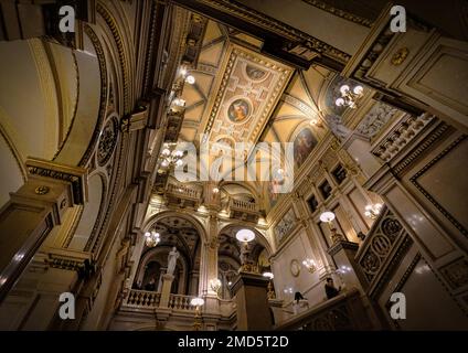 Vienna, Austria, 2019 dicembre: Foyer del Teatro dell'Opera di Vienna. Wiener Staatsoper Foto Stock