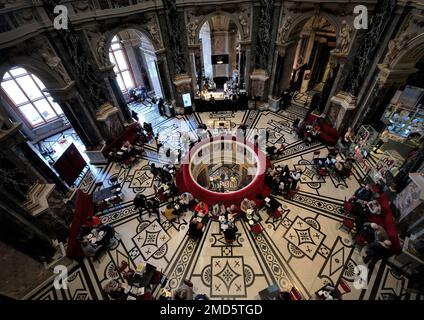 Vienna, Austria, 2019 dicembre: Splendidi interni di caffè artistico all'interno del Kunsthistorisches Museum con un grande gruppo di visitatori Foto Stock