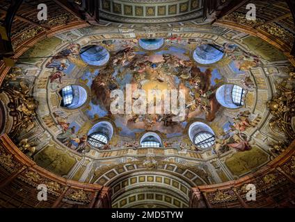 Vienna, Austria, 2022 dicembre: Soffitto fresco (1730) nella famosa sala Punksaal o state Hall della Biblioteca Nazionale austriaca dell'Hofburg Foto Stock