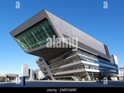 Vienna, Austria, 2019 dicembre: Vista sulla strada della biblioteca e del centro di apprendimento dell'Università di Economia e Commercio di Vienna progettato da Zaha Hadid Foto Stock