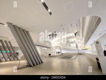 Vienna, Austria, 2019 dicembre: Vista interna della Biblioteca e Centro di apprendimento dell'Università di Economia e Commercio di Vienna progettato da Zaha Hadid Foto Stock