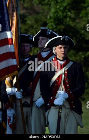 Soldati con i 3rd Stati Uniti Il reggimento della fanteria (la vecchia guardia) aspetta il loro campo di spunto durante il "Twilight Tattoo" del Distretto militare di Washington presso la Joint base Myer-Henderson Hall, mercoledì 13 luglio 2022. Il "Twilight Tattoo" racconta la storia e la storia degli Stati Uniti Arruolarsi con gli occhi di coloro che hanno servito e delle loro famiglie. Lo spettacolo è stato ospitato dal generale John Andonie, vicedirettore della Guardia Nazionale dell'Esercito. Foto Stock