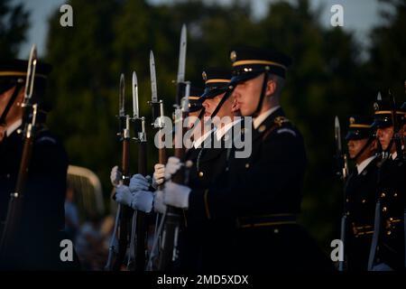 Soldati con gli Stati Uniti La squadra di perforazione militare marzo come parte del distretto militare di Washington 'Twilight Tattoo' alla base mista Myer-Henderson Hall, Virginia, mercoledì 13 luglio 2022. Il "Twilight Tattoo" racconta la storia e la storia degli Stati Uniti Arruolarsi con gli occhi di coloro che hanno servito e delle loro famiglie. Lo spettacolo è stato ospitato dal generale John Andonie, vicedirettore della Guardia Nazionale dell'Esercito. Foto Stock