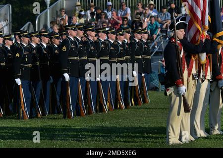 Soldati con i 3rd Stati Uniti Reggimento di fanteria in formazione come parte del Distretto militare di Washington 'Twilight Tattoo' presso la Joint base Myer-Henderson Hall, Virginia, mercoledì 13 luglio 2022. Il "Twilight Tattoo" racconta la storia e la storia degli Stati Uniti Arruolarsi con gli occhi di coloro che hanno servito e delle loro famiglie. Lo spettacolo è stato ospitato dal generale John Andonie, vicedirettore della Guardia Nazionale dell'Esercito. Foto Stock