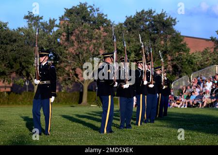 Membri degli Stati Uniti La squadra dell'esercito si esibirà durante il "Twilight Tattoo" del distretto militare di Washington presso la Joint base Myer-Henderson Hall, Virginia, mercoledì 13 luglio 2022. Il "Twilight Tattoo" racconta la storia e la storia degli Stati Uniti Arruolarsi con gli occhi di coloro che hanno servito e delle loro famiglie. Ed è stato ospitato da Andonie. Lo spettacolo è stato ospitato dal generale John Andonie, vicedirettore della Guardia Nazionale dell'Esercito. Foto Stock