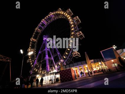 Vienna, Austria, 2019 dicembre: Vista della famosa ruota panoramica con bordo colorato illuminato di notte nel parco divertimenti Prater (Wurstelprater) Foto Stock
