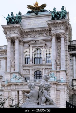 Vienna, Austria, 2022 dicembre: Neue burg, architettura del palazzo Hofburg con statue in bronzo e marmo Foto Stock