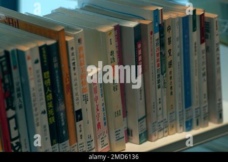 Le spine dei libri cinesi alla biblioteca centrale di Cardiff, Cardiff, Galles Foto Stock