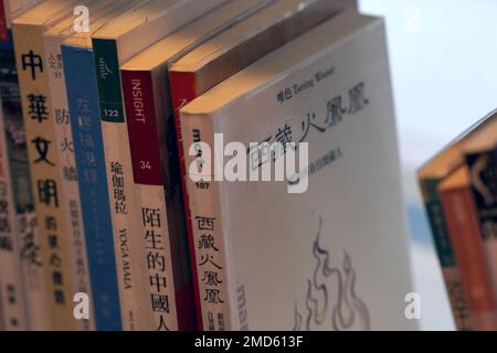 Le spine dei libri cinesi alla biblioteca centrale di Cardiff, Cardiff, Galles Foto Stock