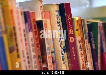 Le spine dei libri cinesi alla biblioteca centrale di Cardiff, Cardiff, Galles Foto Stock