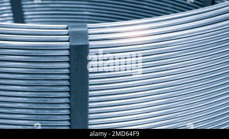 Rulli in acciaio inox in cantiere. Primo piano di un'asta rinforzata in acciaio metallico per calcestruzzo in magazzino. Concetto di industria dei metalli da costruzione Foto Stock